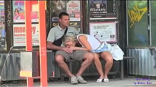 На автобусной остановке шлюшка очень хочет потрахаться с незнакомцем - порно видео