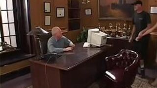 Сногсшибательной девочке совершеннолетия старый чувак трахает пальцами и пробурил ее киску - порно видео