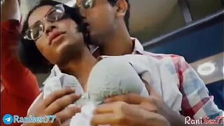 Юную девушку трахнули в бегущем автобусе, полное аудио на хинди - порно видео