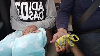 В движущейся машине я снял трусы и засунул руку в киску Я пошел в отель и пошел в отель жестко трахаться ххх хинди аудио - порно видео