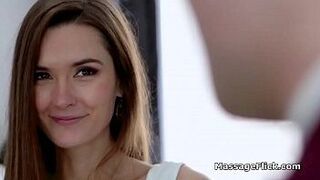 Дрочит пальцами массажистку с большими сиськами после того, как она сосет хуй - порно видео