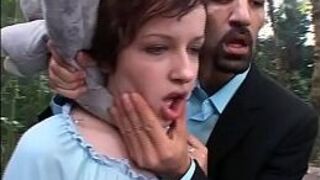 Секс вчетвером с милой девушкой и извращенным шмелем - порно видео