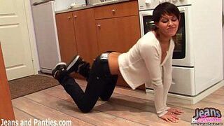 Эмо-сорванец соблазняет в обтягивающих узких джинсах - порно видео