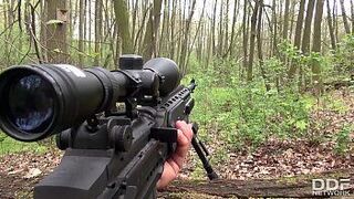 ДЕЙСТВИТЕЛЬНО умная девушка сосет хуй охотника в чешском лесу - порно видео