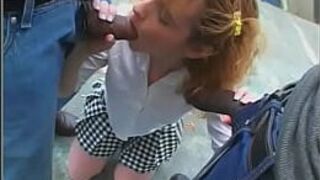 Молодая кудрявая телочка в короткой юбке сосет два черных члена возле бассейна - порно видео