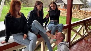 Групповое доминирование ступнями и поклонение носкам, женское доминирование на улице с Софи, Кирой и Диной - порно видео