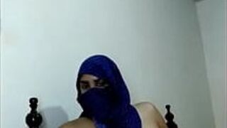 Настоящая любительская арабская толстушка-шлюшка в хиджабе мастурбирует сквиртующую киску перед вебкамерой ЖЕСТКОЕ ПОРНО В ХИДЖАБЕ - порно видео