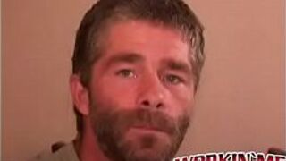 Бородатый зрелый чувак-гей обожает анальную игру во время мастурбации - порно видео