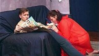 Мачеха учит пасынка актуальному порно - порно видео