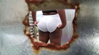 Любительская камера в пляжной кабинке - порно видео