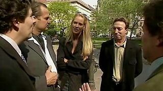 Риэлтор Кассандра Уайлд трахается с покупателями - порно видео