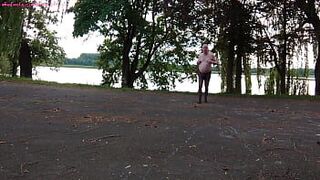 На улице в черных колготках - порно видео