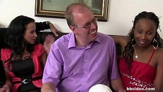 Возбужденную чернокожую женщину жестко трахнули на немецкой свинг-вечеринке в любительском видео - порно видео