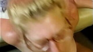 Зрелая принимает огромный камшот на лицо, покрывает сиськи, лицо, очки - все - порно видео