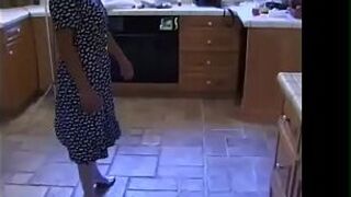 мачеха и сын на кухне - ретро порно - порно видео
