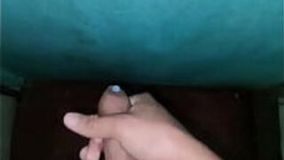 Он любит мастурбировать и кончать - порно видео