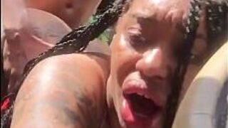 Сливочная экзотика делает выстрелы в спину в машине - порно видео