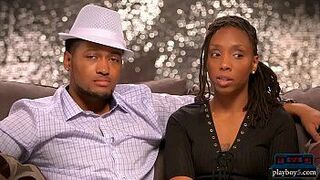 Общительная черная пара ищет партнера втроем в любительском видео - порно видео