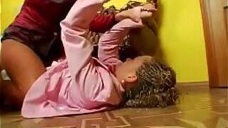 Горячий доктор лечит пациента, скачет на его толстом стоячем члене - порно видео