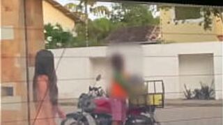 Шаловливая жена приняла разносчика воды полностью обнаженным у своей двери Пипа Бич (РН) Луана Казаки - порно видео