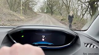 Потерявшуюся британскую гопницу сняли и трахнули в машине на публике - порно видео