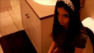 сводная сестра соблазняет в душе - порно видео