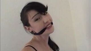 Натали Минкс связали и заткнули рот на стуле - порно видео