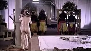 Полностью обнаженная Энн Луиза Хассинг соблазняет мужчину на глазах у публики - порно видео