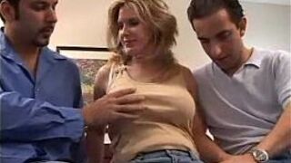 Грудастая мамаша первый раз двойное проникновение - порно видео