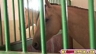 Симпатичная мастурбирующая наездница - порно видео