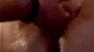 Сквиртую в первый раз - порно видео