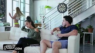 Парень снимает сексуальное напряжение с блондинкой Слоан Харпер, Питером Грином - порно видео