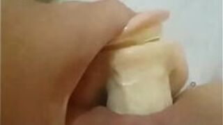 Женская анальная мастурбация с утешением - порно видео