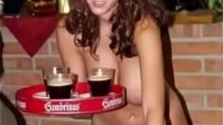 Голые официантки подают напитки - порно видео