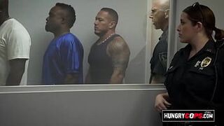 Межрасовый грубый секс втроем с фигуристыми и красивыми милфами в униформе - порно видео