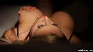 Аликс Линкс снимается в обнаженном виде - порно видео