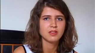 Виктория показывает и использует свою идеальную задницу на приватном кастинге - порно видео