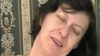 Возбужденная бабушка скачет на жестком члене - порно видео