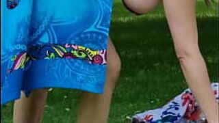 Вуайеристская камера. Грудастая бомба светит огромными сиськами в общественном парке - порно видео