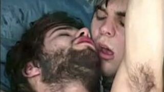 Гей сосет большой хуй своего парня-натурала - порно видео