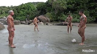 Голый футбол на пляже - порно видео