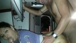 Куколд в тройничке на лодке - порно видео